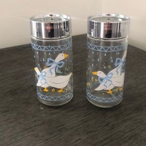 Vintage Geese w/ bonnets Shakers